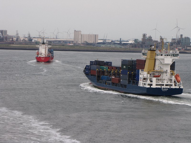 haven rtterdam_drukke scheepvaart.jpg - Aardig druk op het water als we om 20:30 uur vertrekken.
